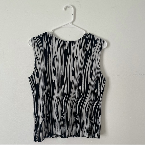 black and white swirl top 🕸 - Picture 2 of 3